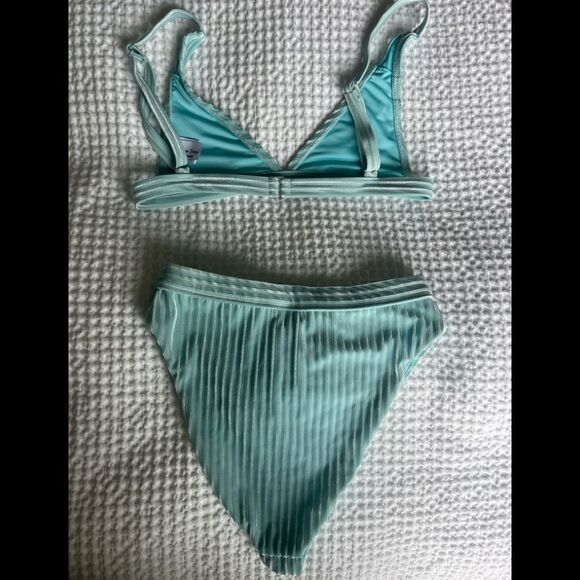 Dippin Daisy’s bikini set - Picture 3 of 3